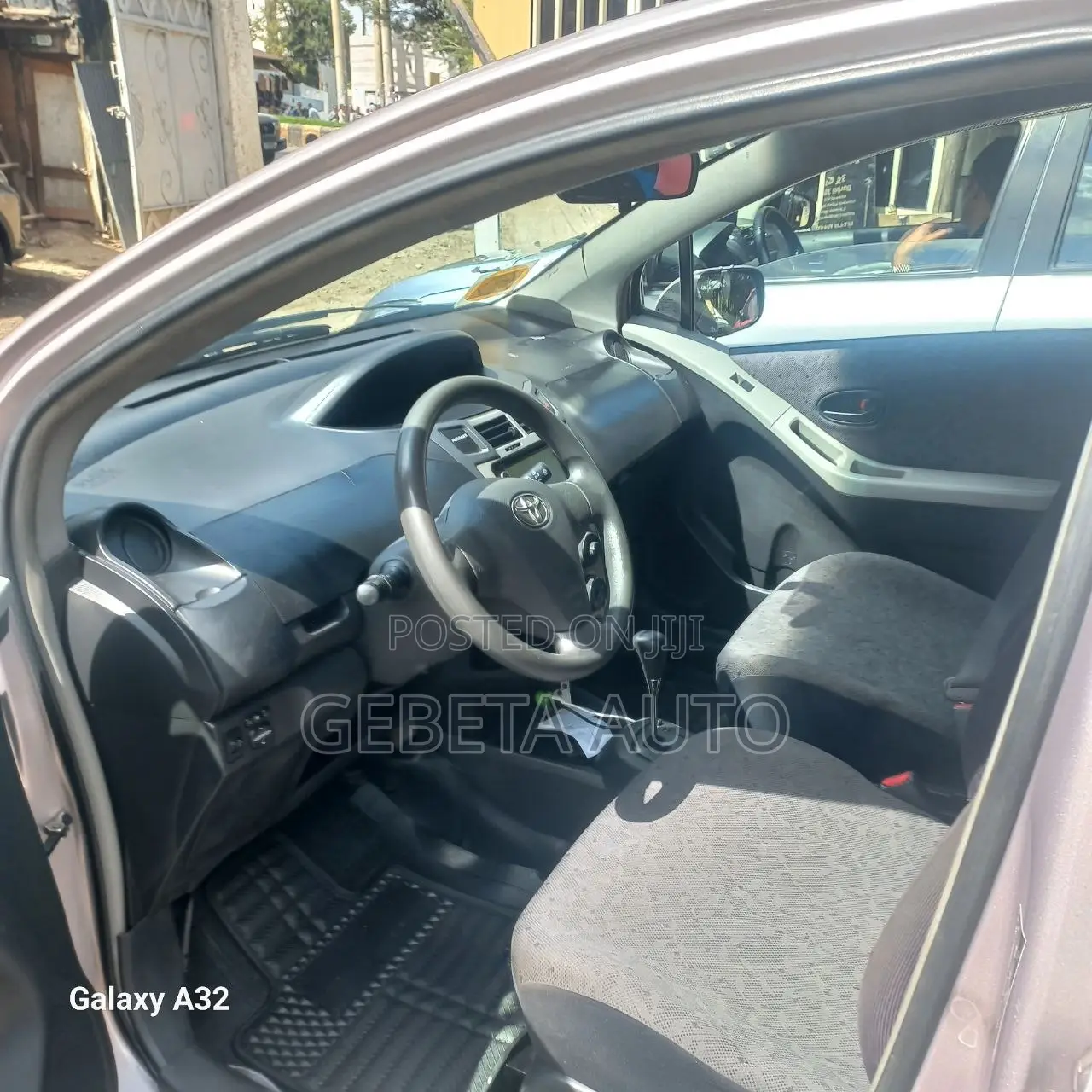 Toyota Yaris 2010 Pink