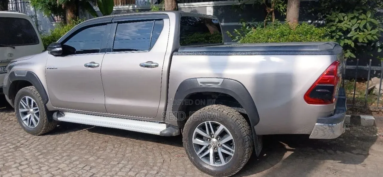 Toyota Hilux 2017 Gray
