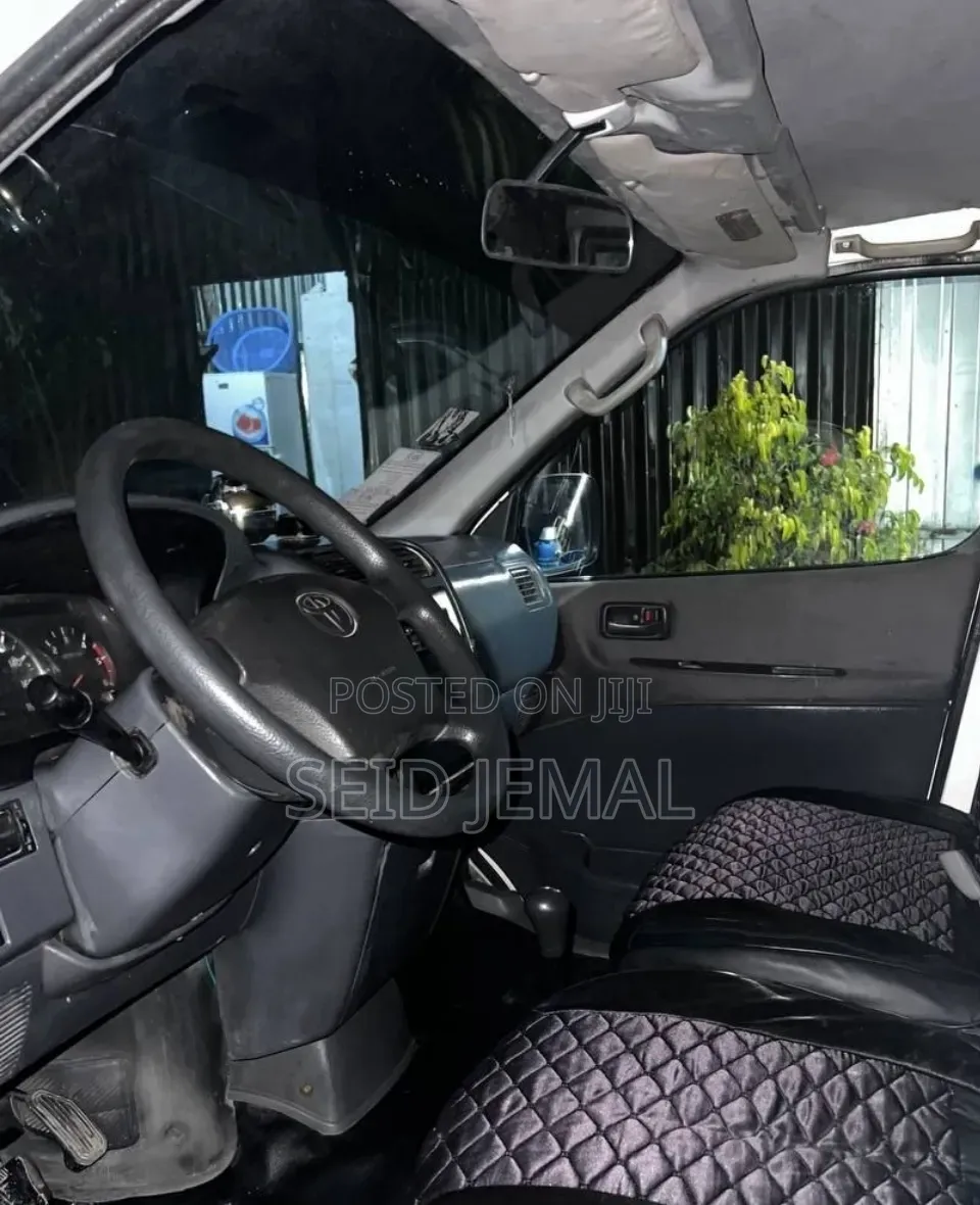 Toyota HiAce 2011 White