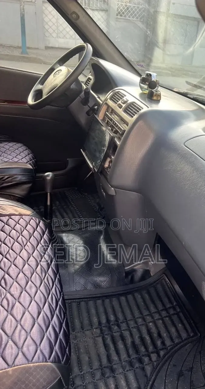 Toyota HiAce 2011 White