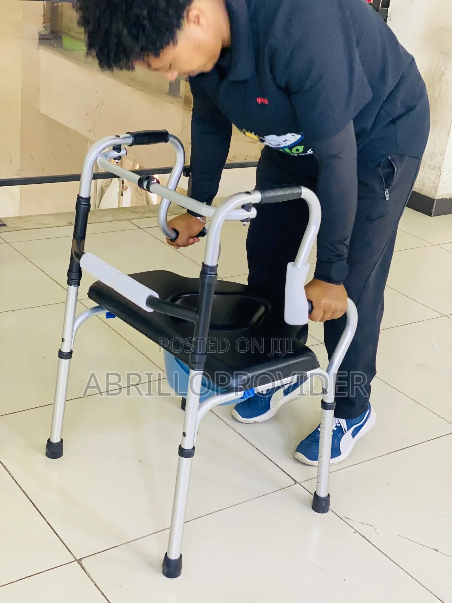 ወከር እና መፀዳጃ የሚችል ቀላል አቃ