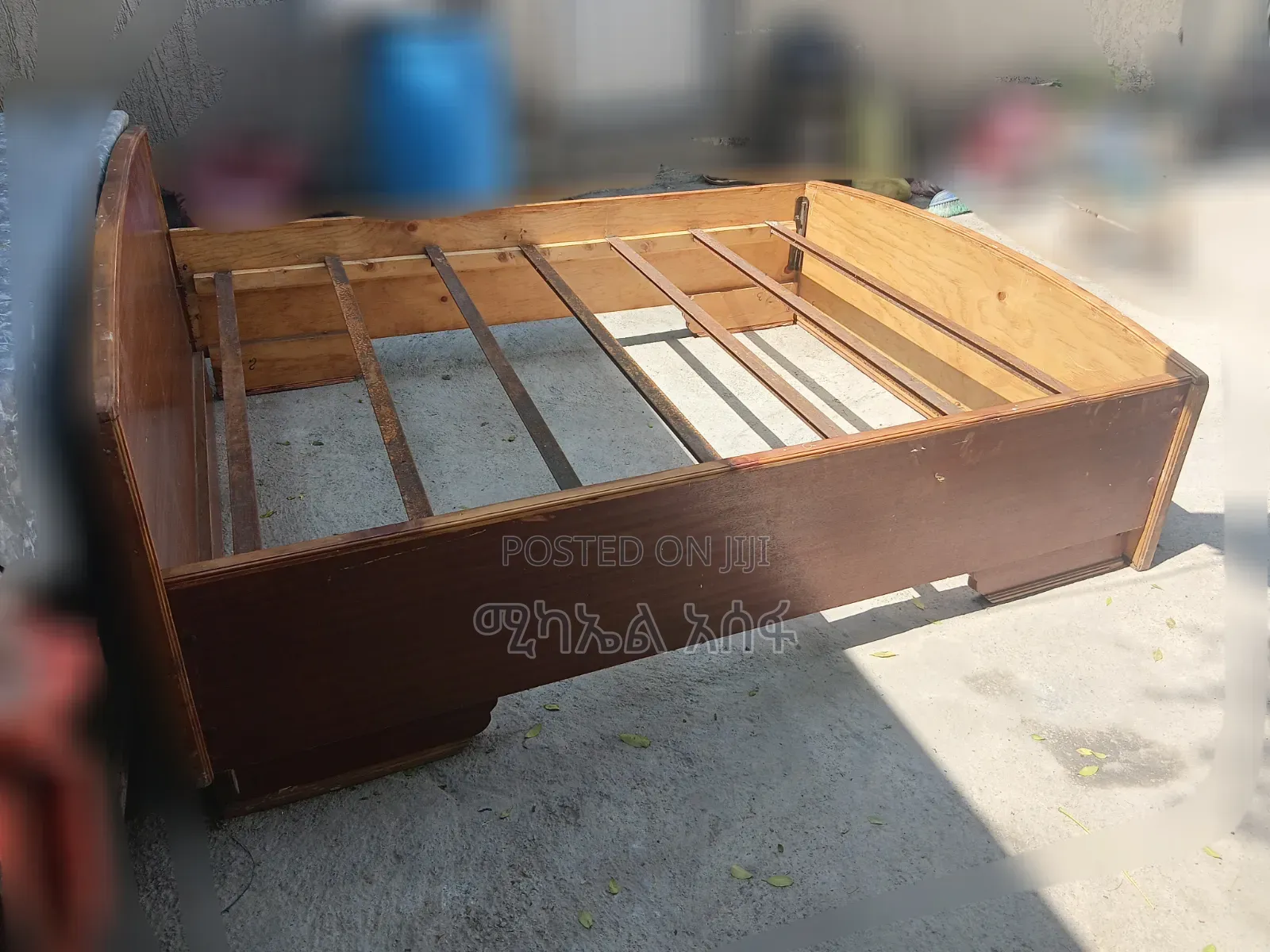 አልጋ 1x80 ከጠንካራ እንጨት የተሰራ