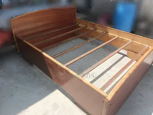 አልጋ 1x80 ከጠንካራ እንጨት የተሰራ