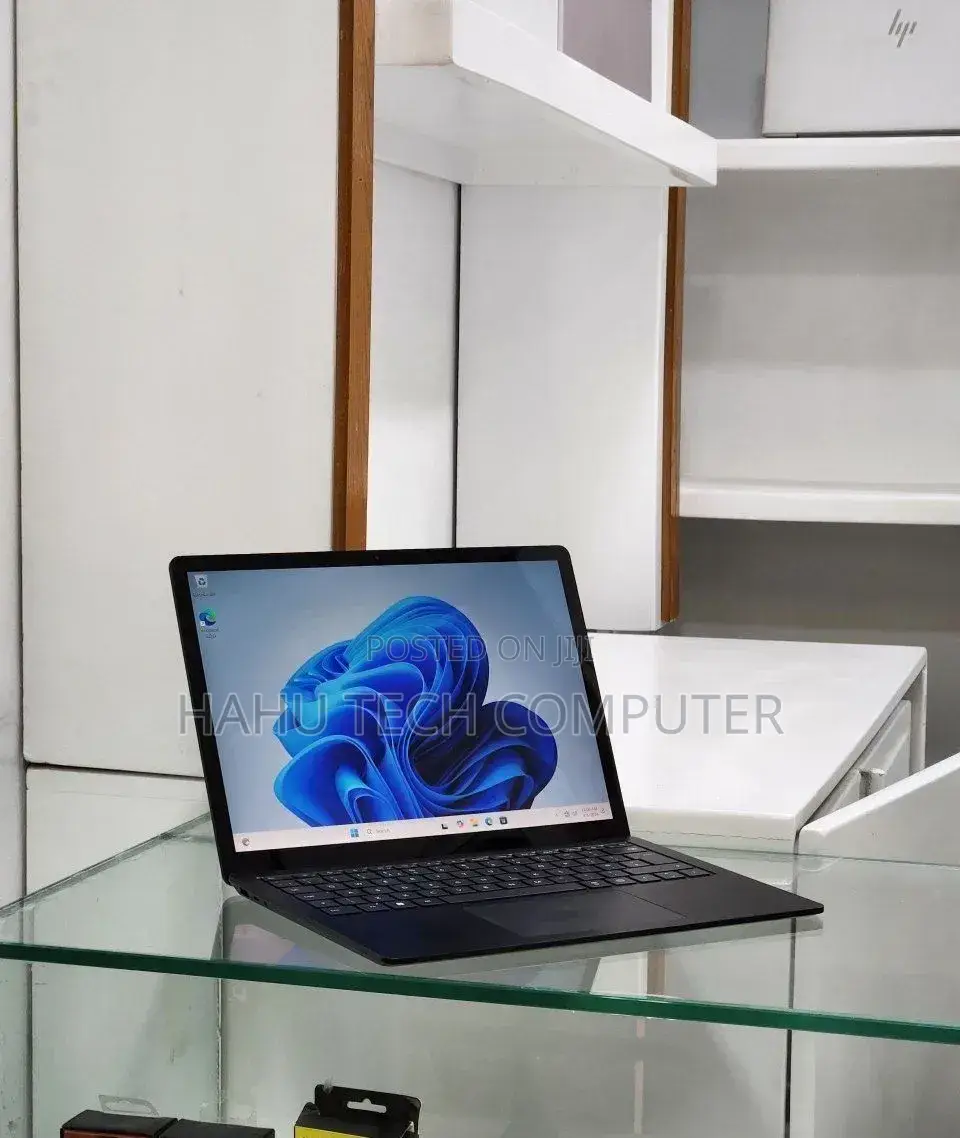 New Laptop Microsoft Surface 16GB Intel Core i7 SSD 512GB