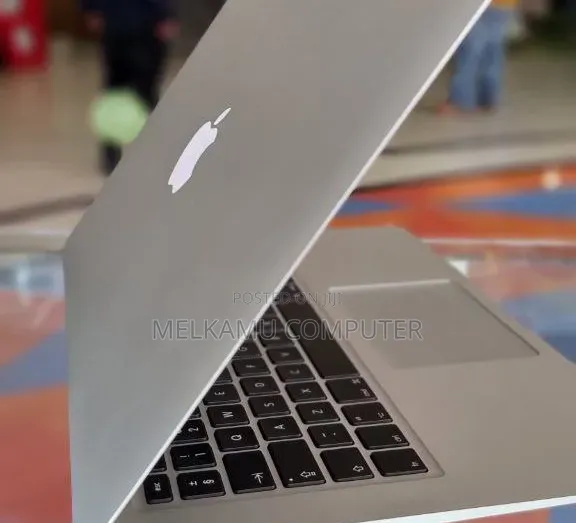New Laptop Apple MacBook Air 4GB Intel Core i5 SSD 256GB