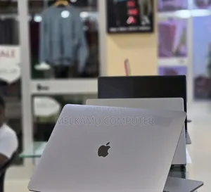 New Laptop Apple MacBook Pro 2017 4GB Intel Core i7 SSD 512GB