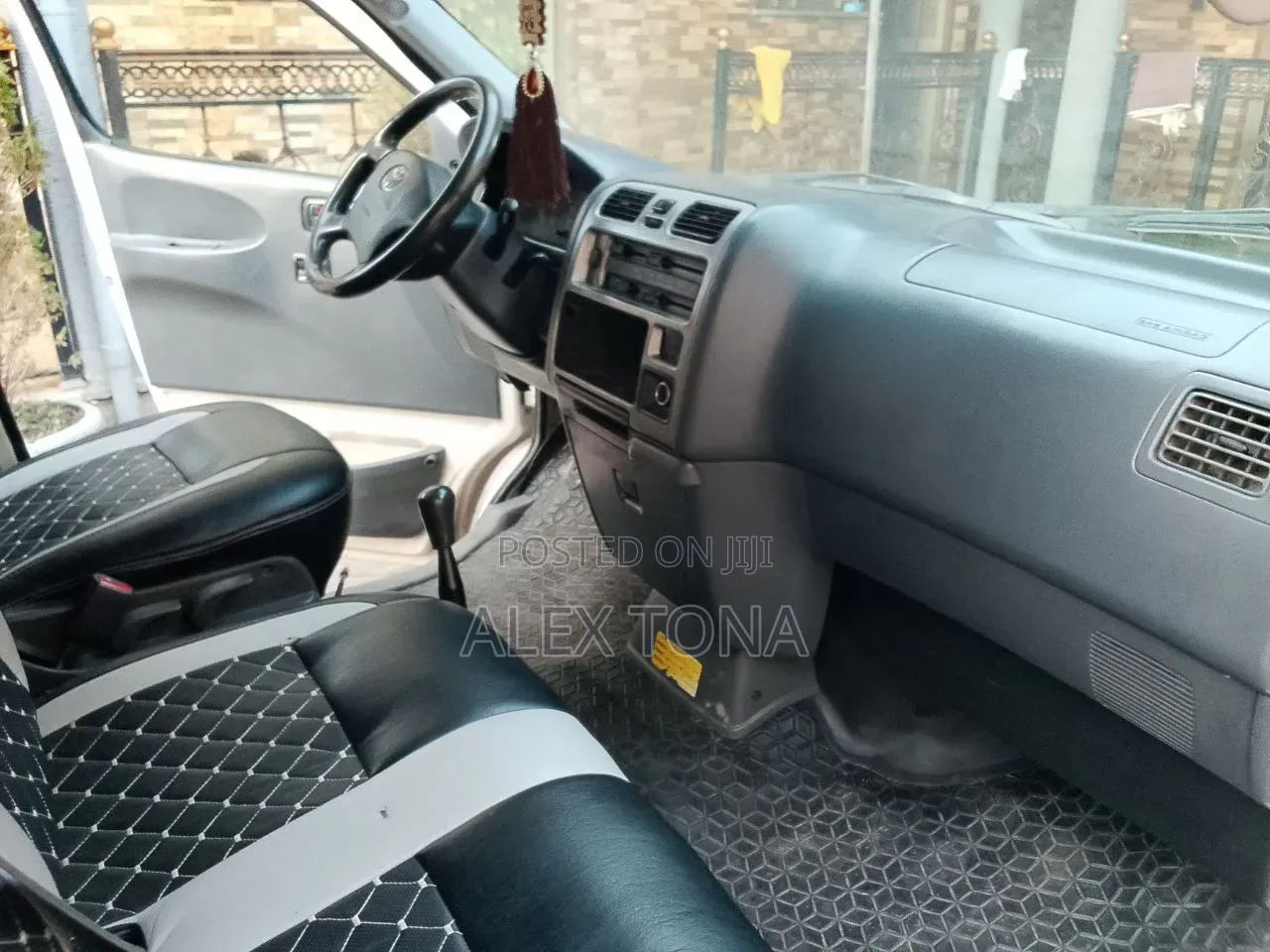 Toyota HiAce 2007 White