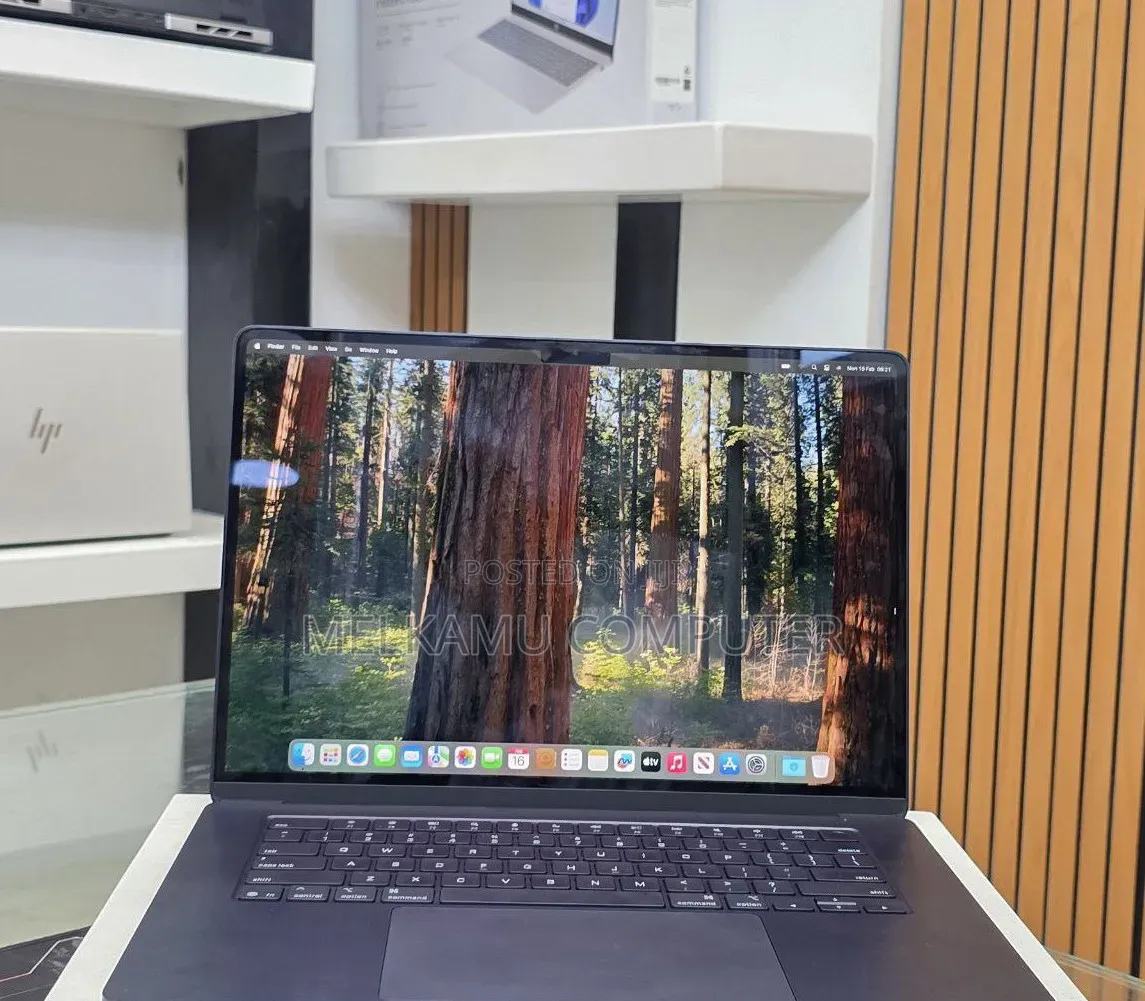 New Apple MacBook Air 2025 M4 15-inch 16GB Intel Core i7 SSD 256GB