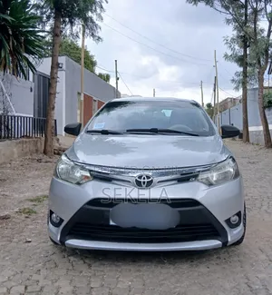 Toyota Yaris SE Hatchback 5dr 2014 Silver