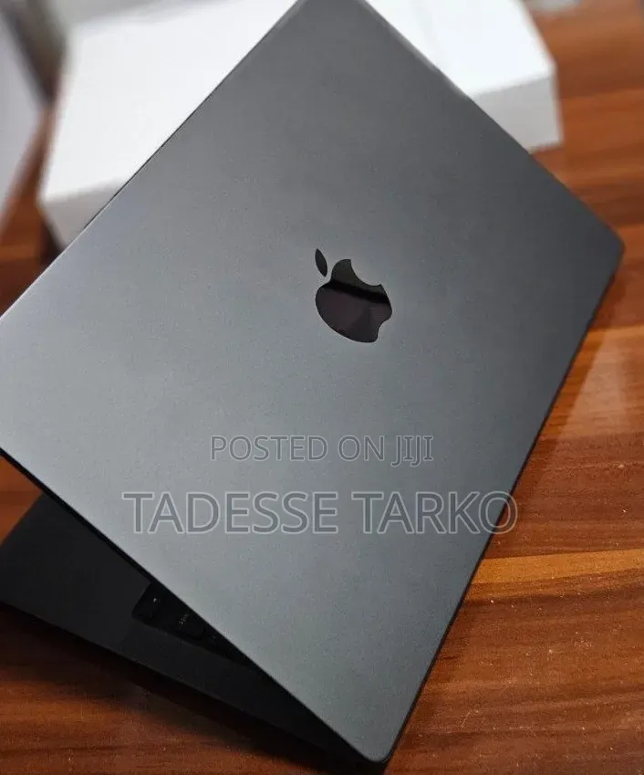 New Apple MacBook Pro 2025 M5 14-inch 16GB Apple M5 Pro SSD 512GB