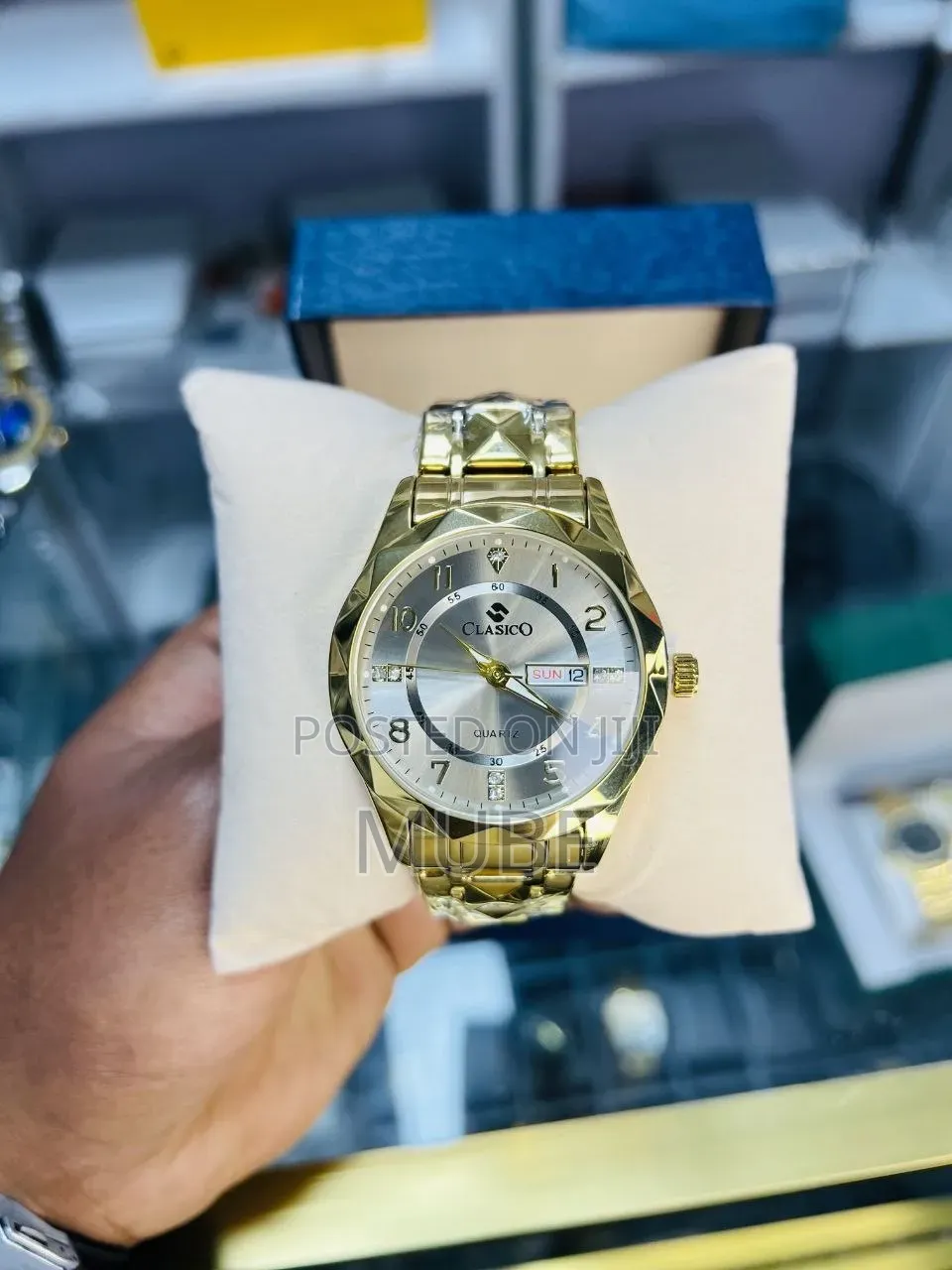 Clasico Quartz Luxury Watch