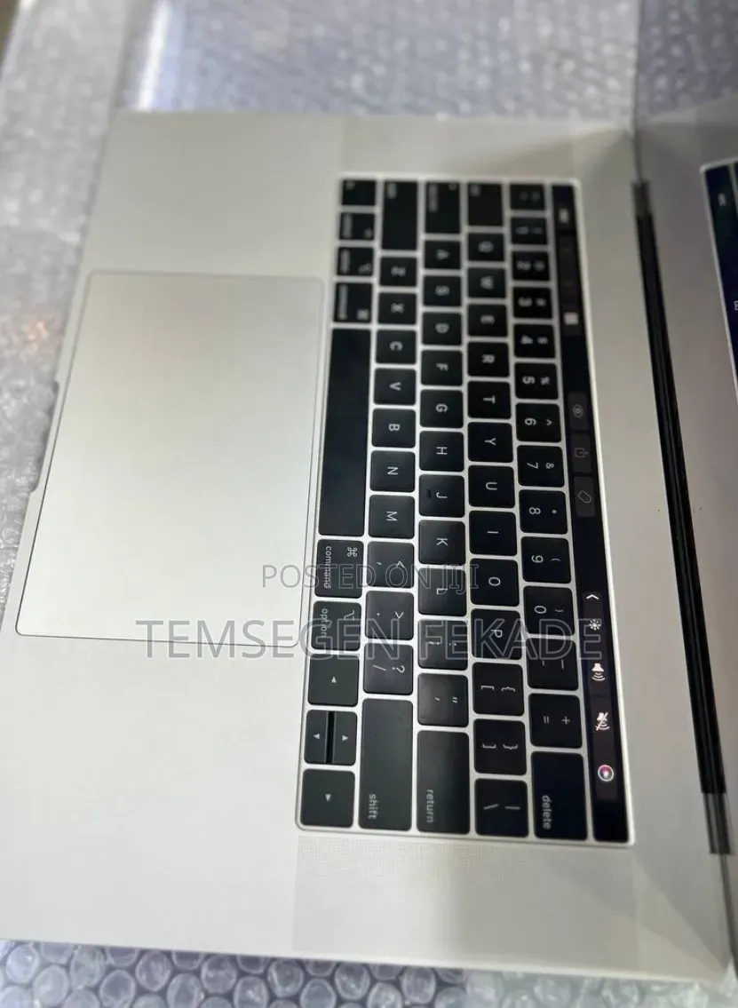 New Laptop Apple MacBook Pro 2018 16GB Intel Core i7 SSD 256GB