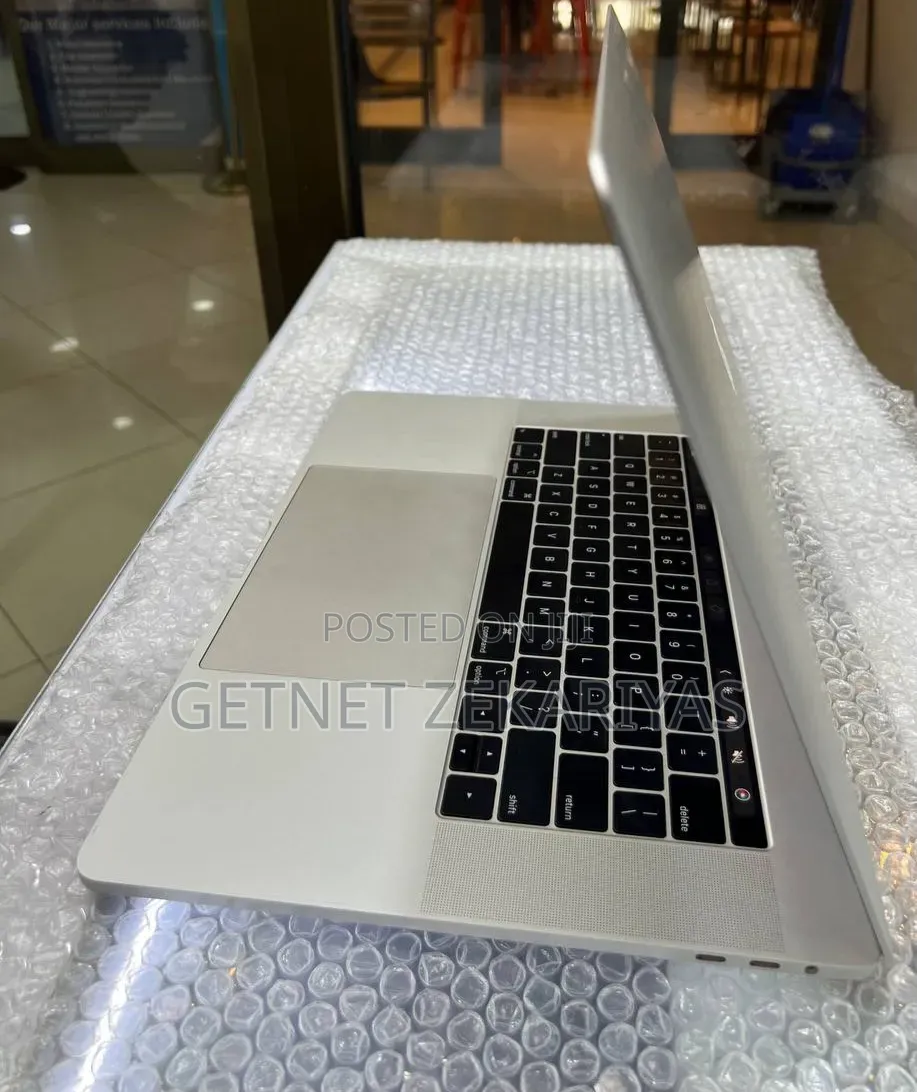 New Laptop Apple MacBook Pro 2018 16GB Intel Core i7 SSD 256GB