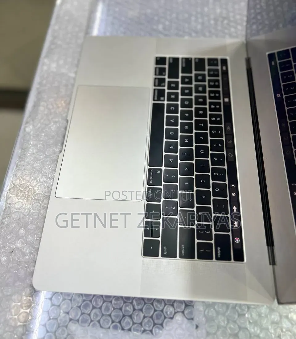 New Laptop Apple MacBook Pro 2018 16GB Intel Core i7 SSD 256GB