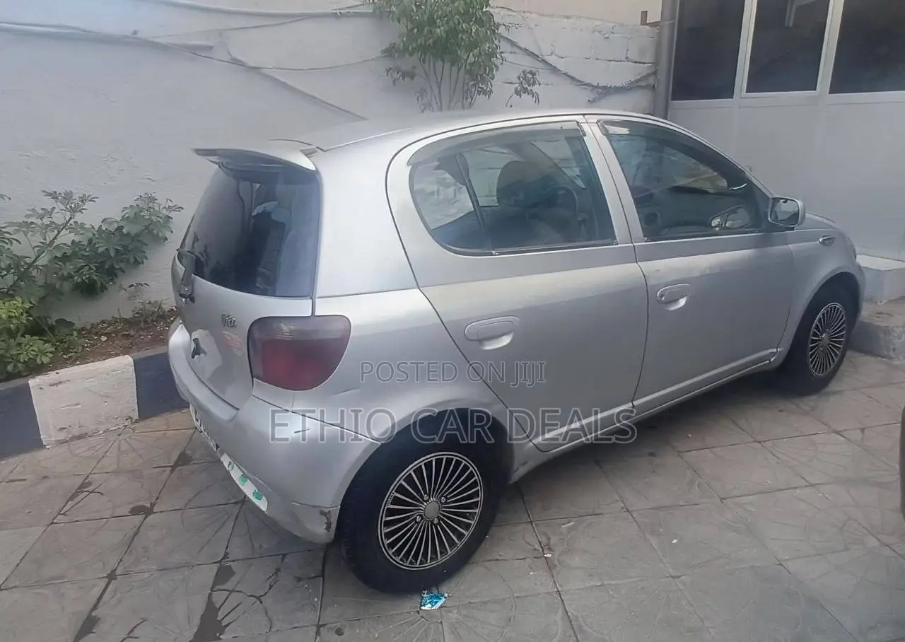 Toyota Vitz 2001 Silver