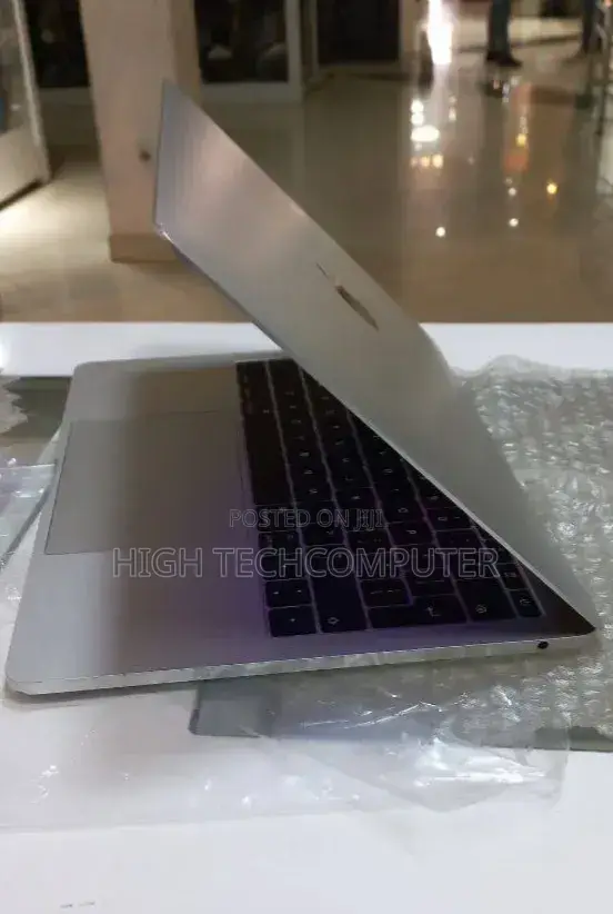 New Laptop Apple MacBook Pro 2017 8GB Intel Core i5 SSD 256GB