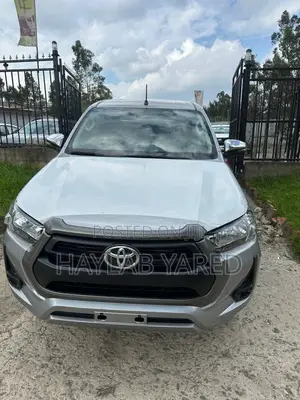 New Toyota Hilux 2023 Silver