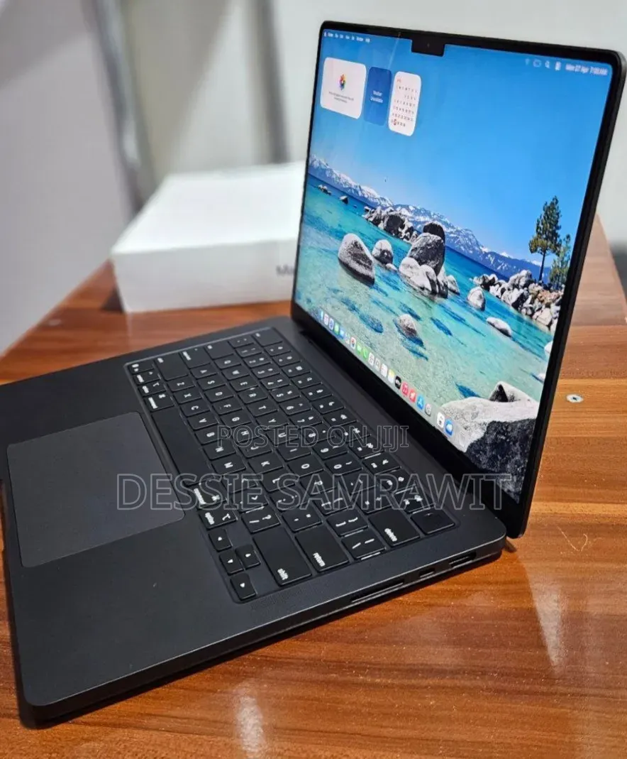 New Laptop Apple MacBook Pro 2025 M5 14-inch 16GB AMD A10 SSD 512GB
