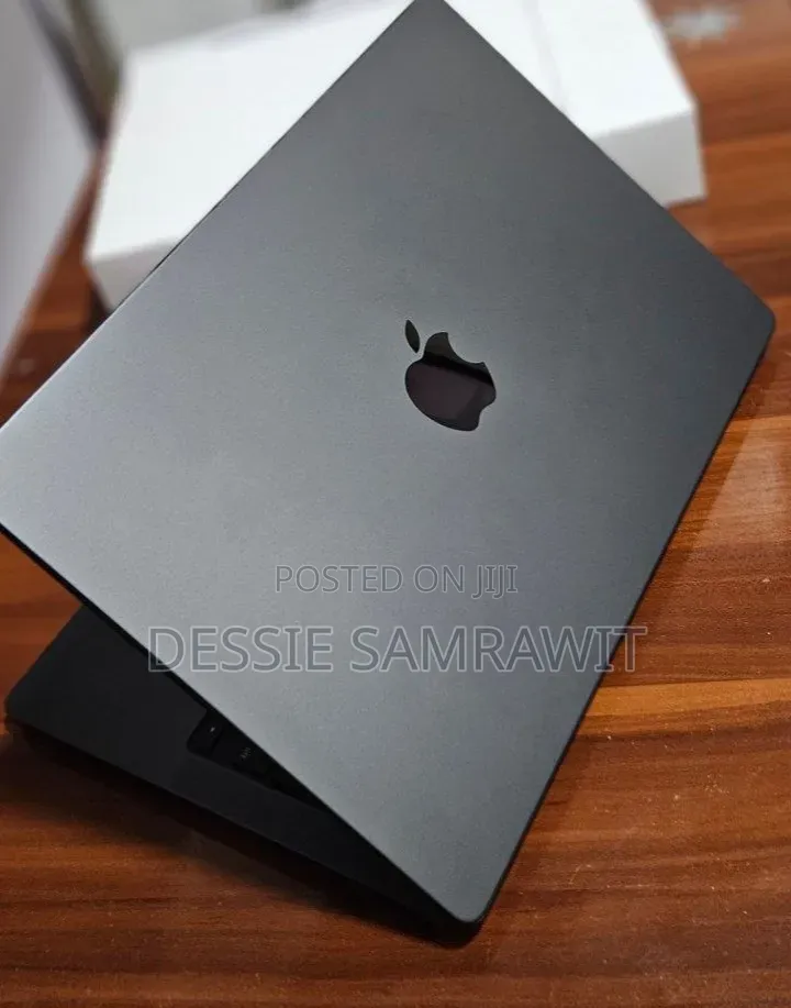 New Laptop Apple MacBook Pro 2025 M5 14-inch 16GB AMD A10 SSD 512GB