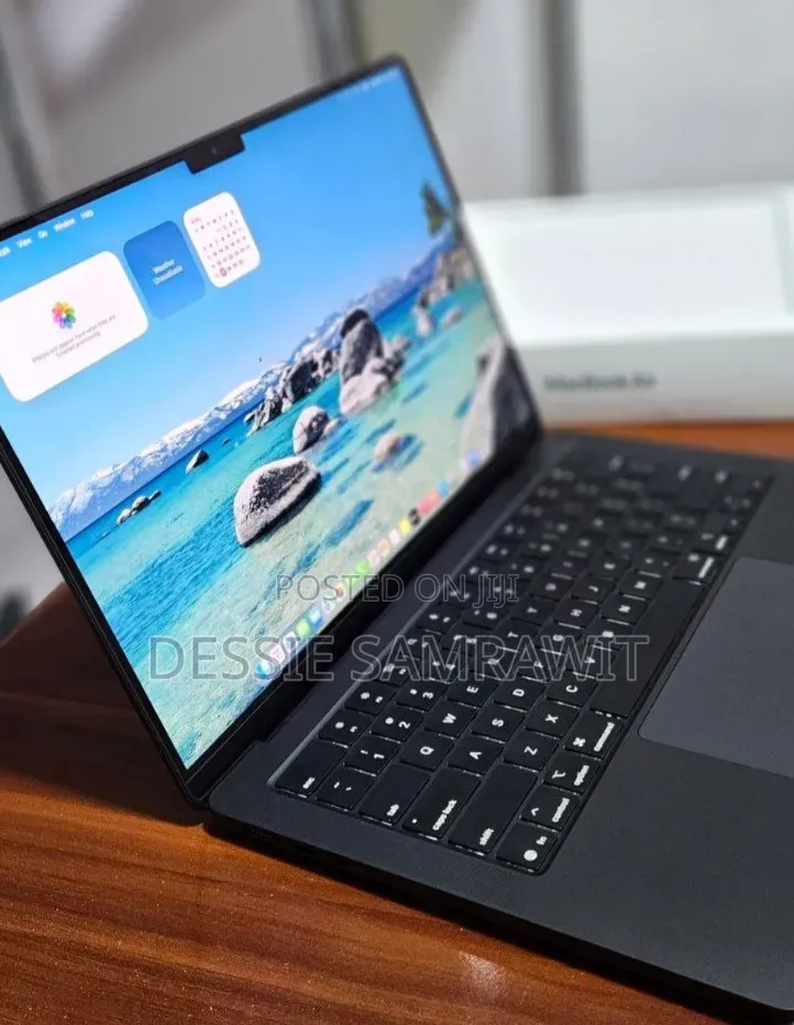 New Laptop Apple MacBook Pro 2025 M5 14-inch 16GB AMD A10 SSD 512GB