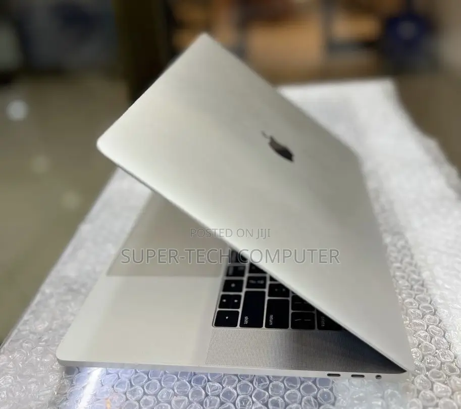 New Laptop Apple MacBook Pro 2018 16GB Intel Core i7 SSD 256GB
