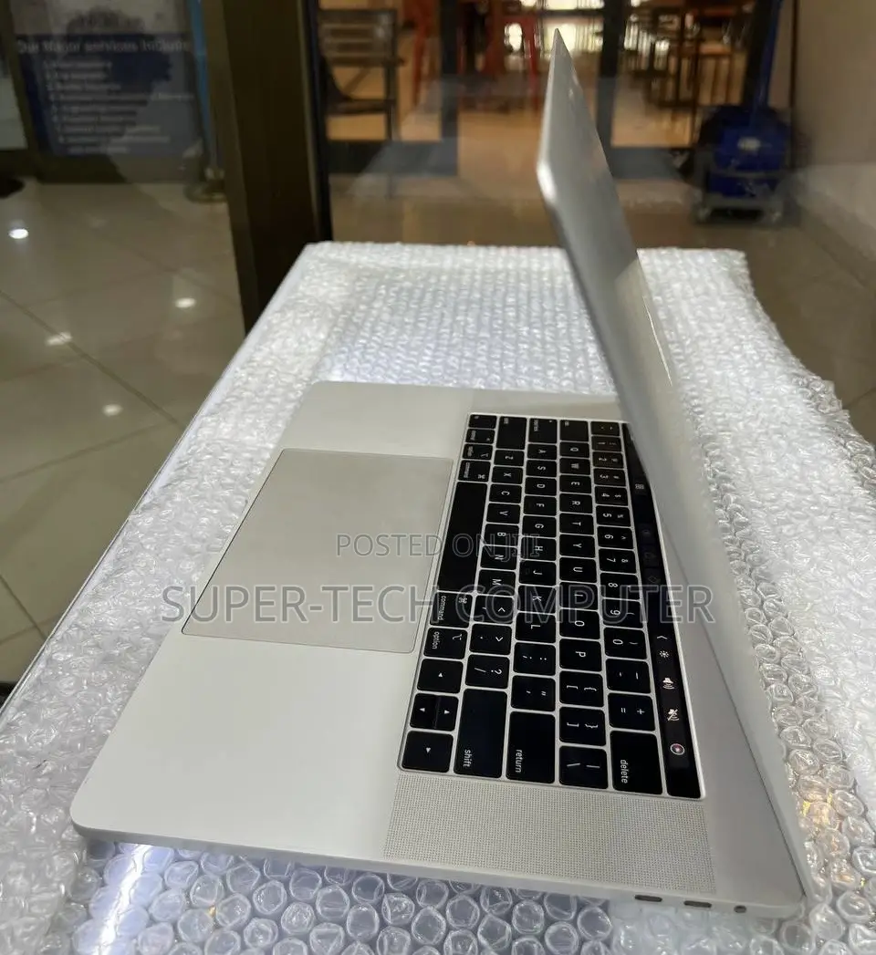 New Laptop Apple MacBook Pro 2018 16GB Intel Core i7 SSD 256GB