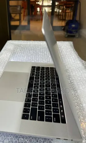 New Laptop Apple MacBook Pro 2018 16GB Intel Core i7 SSD 256GB