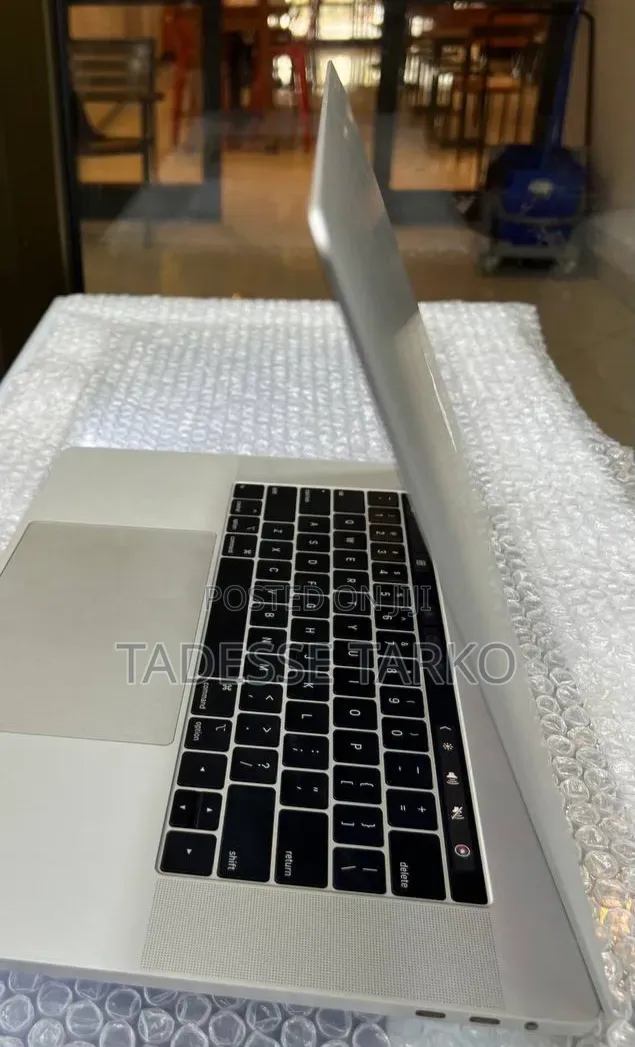 New Laptop Apple MacBook Pro 2018 16GB Intel Core i7 SSD 256GB