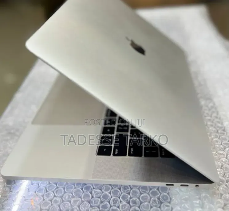New Laptop Apple MacBook Pro 2018 16GB Intel Core i7 SSD 256GB