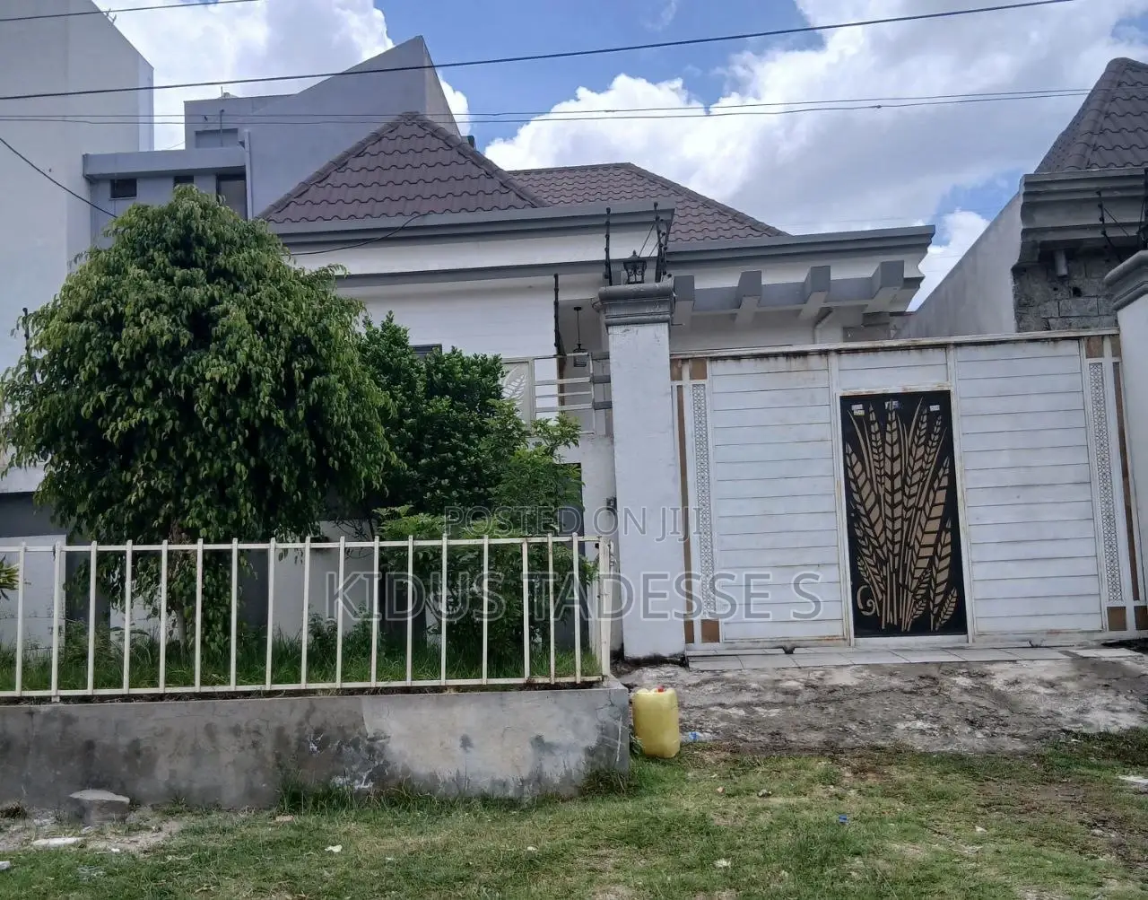 Furnished 3bdrm Villa in 230 M2 3 Bedrooms 2, Bole for sale