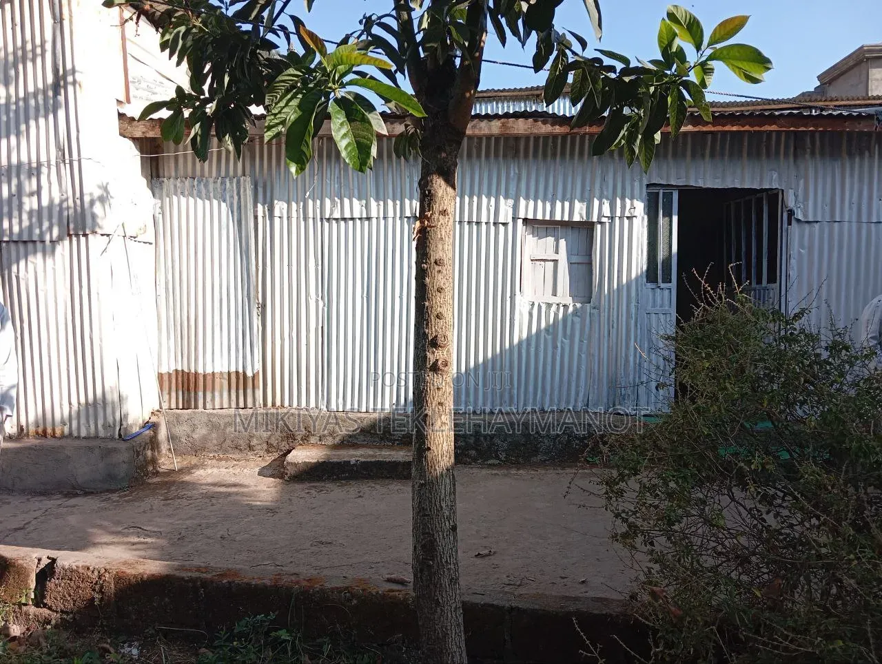 አስቸኳይ የሚሸጥ ቪላ ቤት ለንግድ የሚሆን