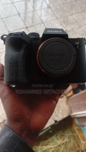 የሚሸጥ ሶኒ አልፋ ካሜራ 24_70 ሌንሰ ጋር