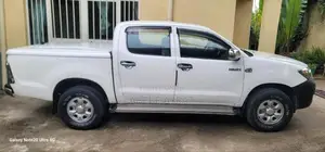 Toyota Hilux 2.5 D-4D 4X4 SRX 2010 Silver