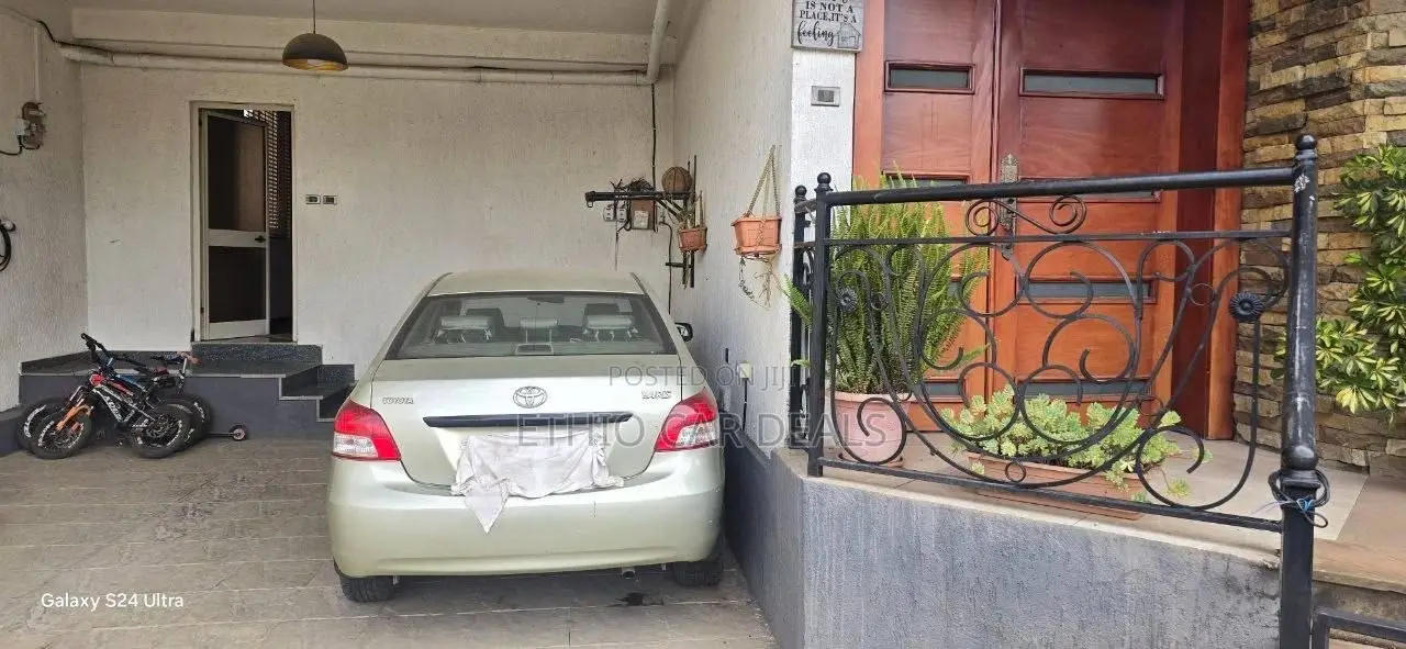 Toyota Yaris 2006 Gold