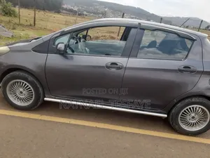 Toyota Yaris Base Hatchback 3dr 2011 Gray