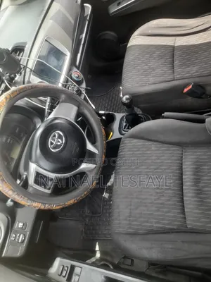 Toyota Yaris Base Hatchback 3dr 2011 Gray