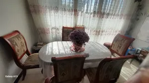 ሶፋ እና የምግብ ጠረቤዛ