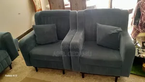 ሶፋ እና የምግብ ጠረቤዛ