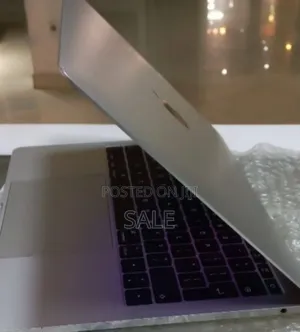 New Laptop Apple MacBook Pro 2017 8GB Intel Core i5 SSD 256GB