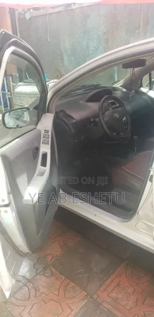 Toyota Yaris Base Hatchback 5dr 2010 Silver