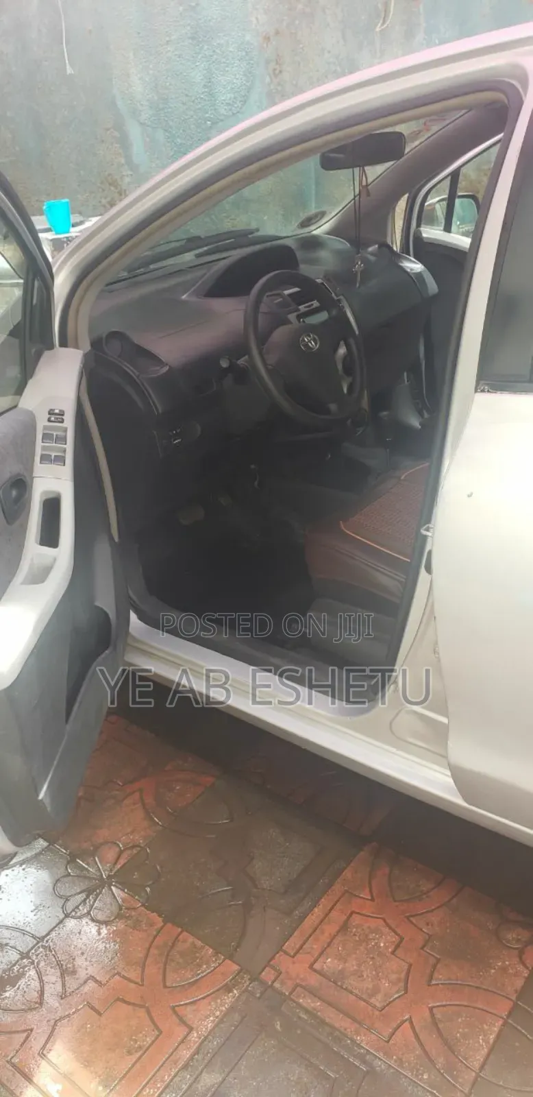 Toyota Yaris Base Hatchback 5dr 2010 Silver