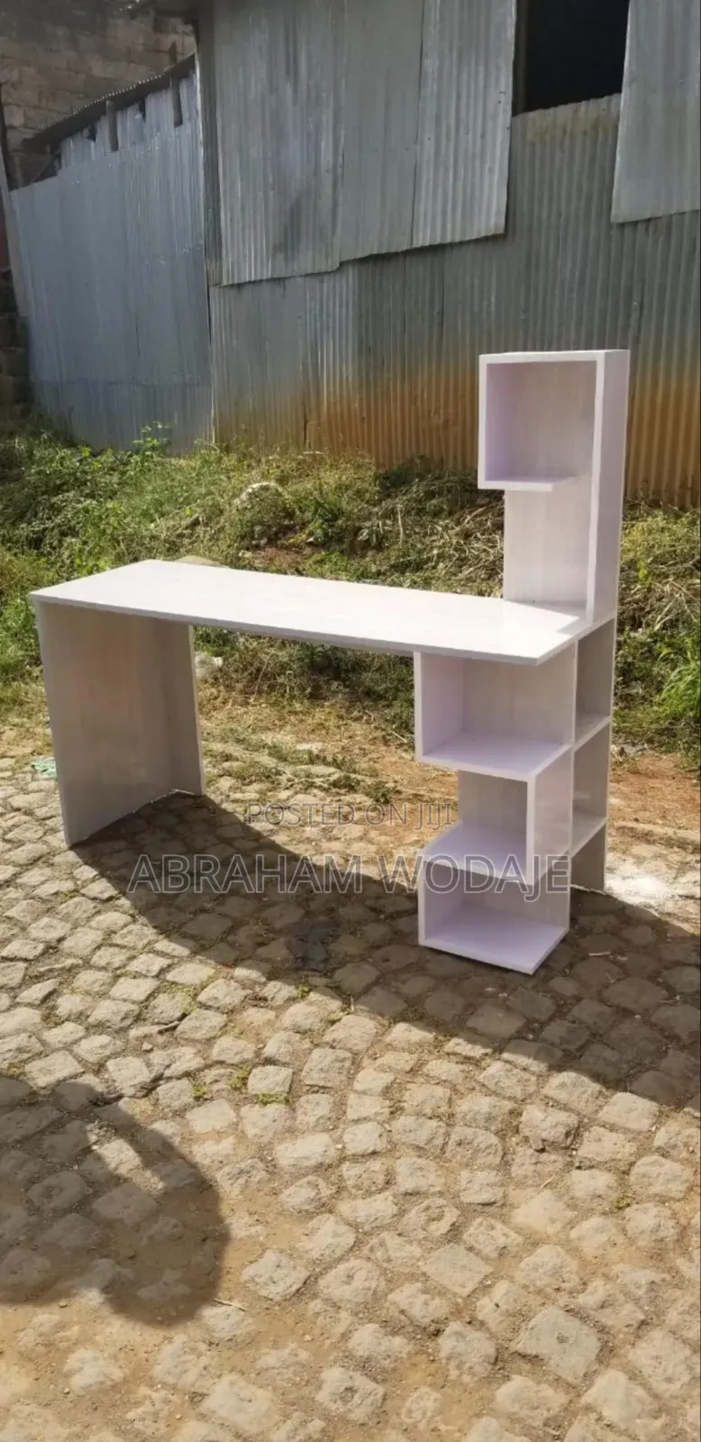 ልዮ የሆነ Reading Table