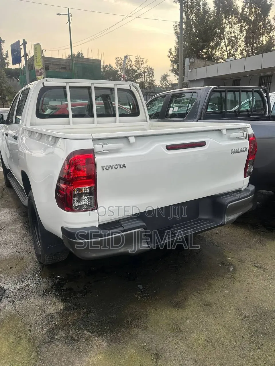 New Toyota Hilux 2023 White
