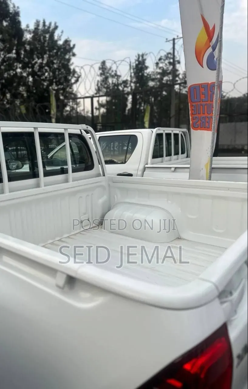 New Toyota Hilux 2023 White