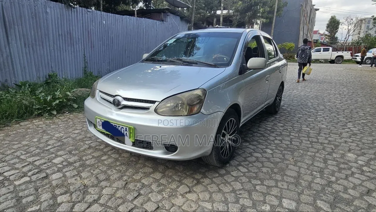 Toyota Platz 2005 Silver
