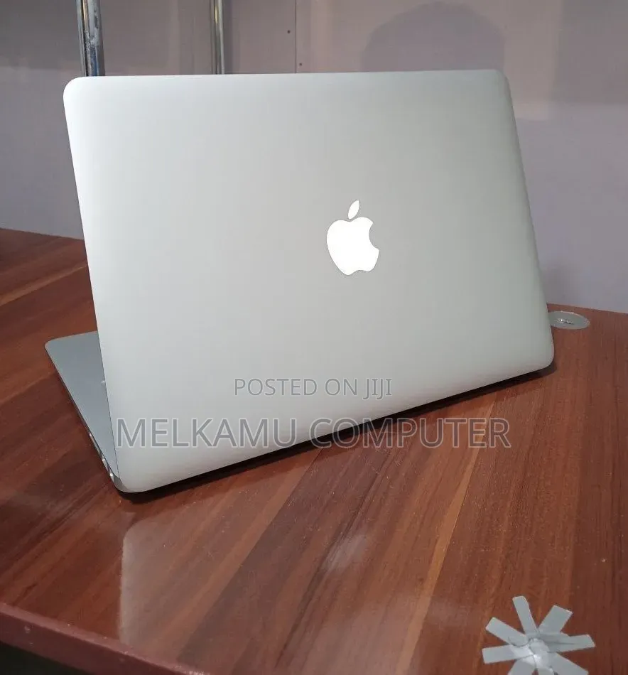 New Laptop Apple MacBook 2015 8GB Intel Core i5 SSD 128GB