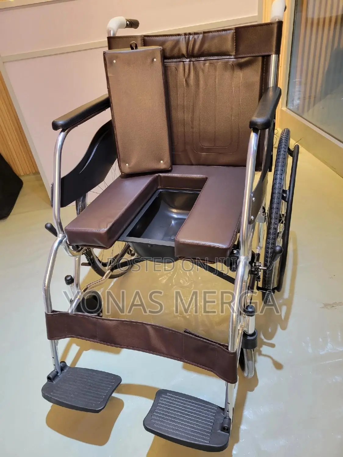 Commode Wheelchair腭嬛padded Seat/Armrests, and Large Wheels