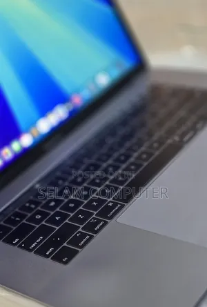 New Laptop Apple MacBook 2018 16GB Intel Core i7 SSD 512GB