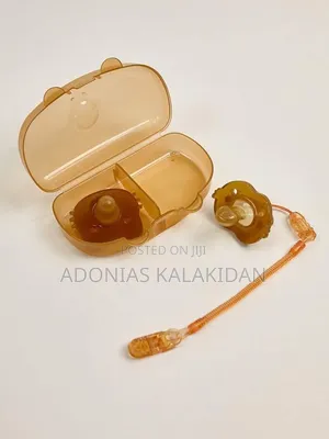 2 ፍሬ ሲልከን የእንጀራ እናት ( Pacifier) ከ ማንጠልጠያ እና ከራሱ ማስቀመጫ ጋር