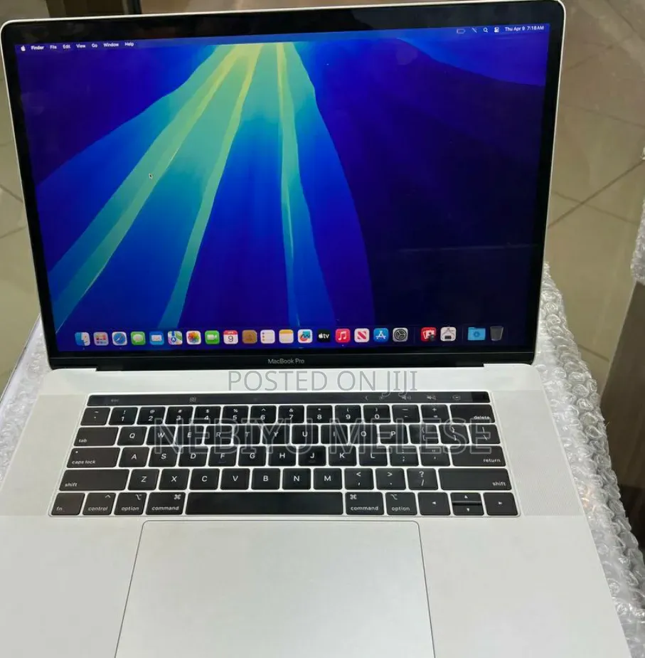 New Laptop Apple MacBook Pro 2018 16GB Intel Core i7 SSD 256GB